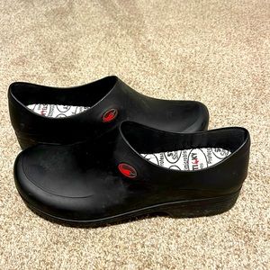 Sticky nursing shoes for women. Size 8